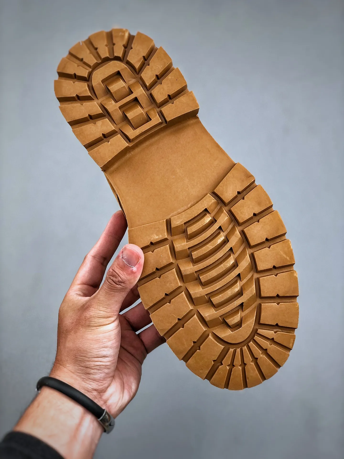 Local 💰560 core recommendation, good price, new goods 🚀Timberland Timberland/Timberland outdoor high-top casual rhubarb boots series #Guangdong Dachang quality original box original packaging #25ss new fashion trend matching The fabric is made of Italian 🇮🇹 top frosted fine-grained cowhide with anti-odor and anti-corrosion genuine leather latex insoles. The outsole and hardware are all made from OEM raw materials. The same process as the original Goodyear never-opening process Good products do not kill pigs. The quality of the first order is strictly controlled. Exclusively released on the entire network. The quality is beyond doubt. The whole set of official website unified packaging gives you a perfect wearing experience. The quality is exquisite and durable. A must-have for sportsmen. Specially designed to prevent handsomeness. High-quality and first-class foot feel. This winter, it is specially used for cold protection and outdoor use. Daily casual matching. Size: 39 40 41 42 43 44 (leather shoe size)